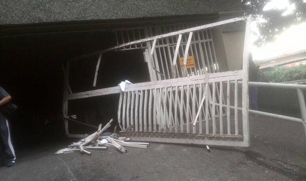 Sebin destroza portón de la Res. Victoria, en El Paraíso | Foto: Twitter
