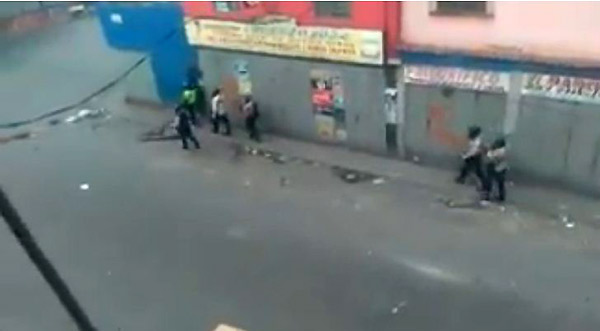 GNB reprime a vecinos de La Vega, Caracas | Foto: Captura de video