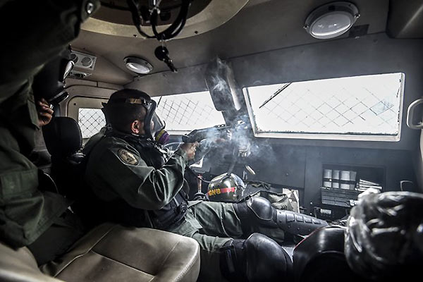 Represión desde el interior de un tanqueta | Foto: AFP