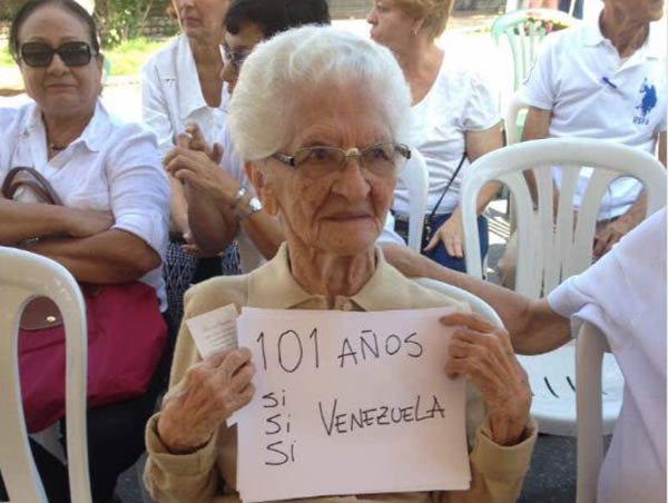 Abuela de 101 años participó en Consulta Popular #16Jul |Foto: Twitter