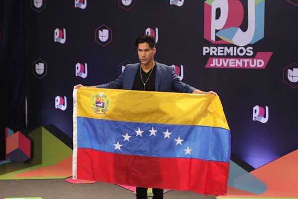 Chyno llegó con la bandera de Venezuela a la alfombra de Premios Juventud | Foto: Instagram