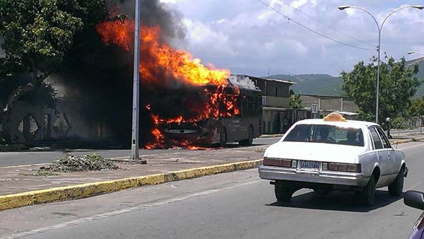 Unidad de transporte incendiado en Cumaná |Foto: Twitter