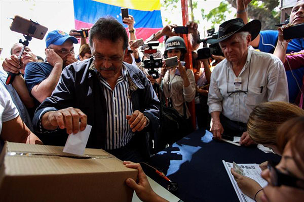 Diputado chavista Germán Ferrer votó en la consulta popular | Foto: EFE