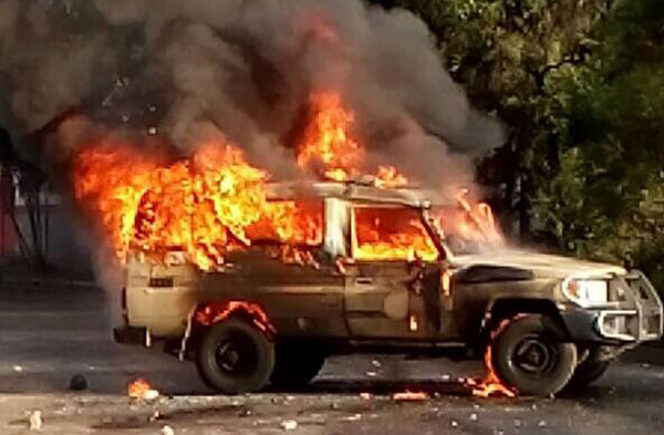 Encapuchados quemaron un jeep de la GNB en El Paraíso | Foto: @dulcemariamarq2