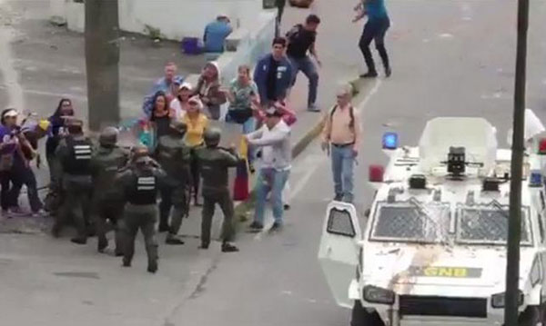 Manifestantes impidieron la detención de un joven en San Antonio de los Altos | Captura de video