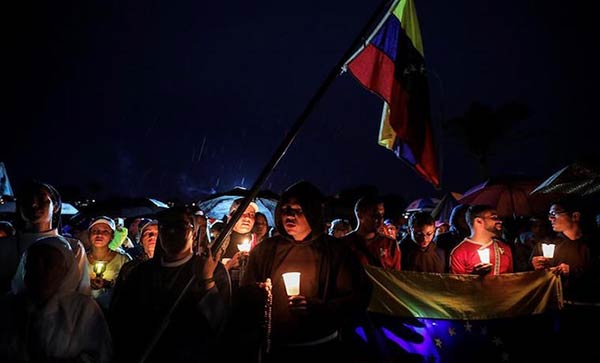 Marcha nocturna en honor a los caídos |Foto: EFE