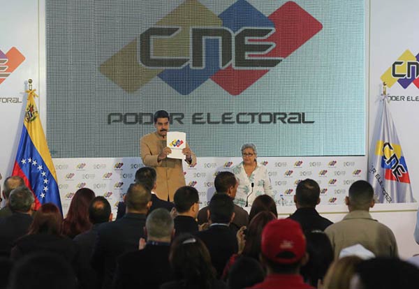 Nicolás Maduro al lado de la presidenta del CNE, Tibisay Lucena |Foto: Prensa presidencial