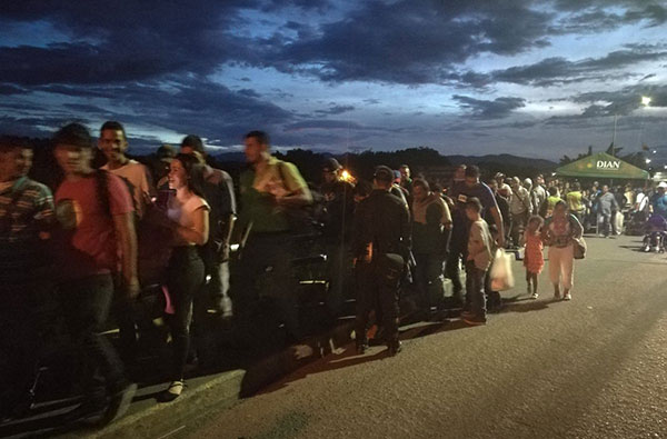 Más de 26 mil venezolanos cruzaron la frontera hacia Colombia este lunes | Foto: @MigracionCol