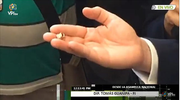 Guanipa enseña casquillos de bala en la AN | Foto: Captura de video