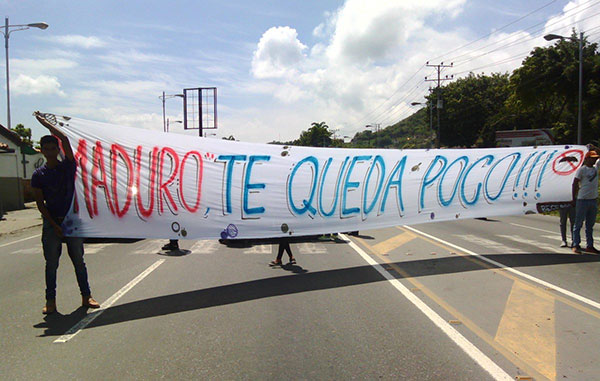 La pancarta gigante que desplegaron en Guanta en rechazo a Maduro | Foto: Twitter