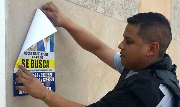 Colocan carteles de "Se busca" de Oscar Pérez | Twitter