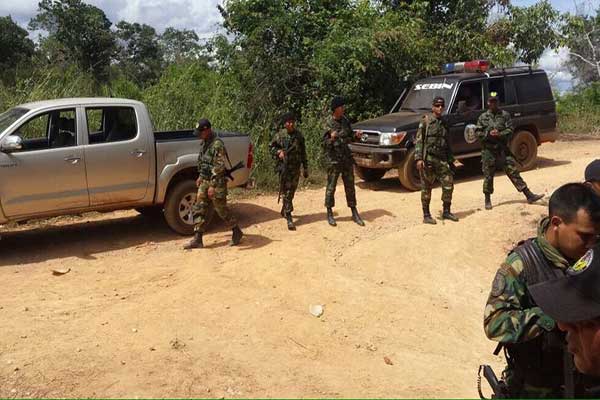 Ocho muertos dejó enfrentamiento entre efectivos del Ejército y sujetos armados en El Callao | Foto: vía @PableOstos 