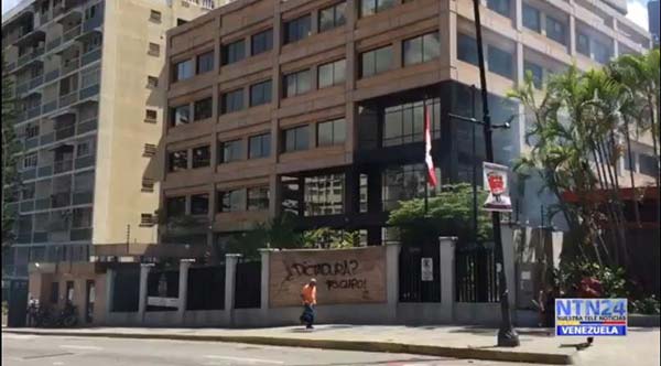En medio de la represión PNB lanzó lacrimógena a la embajada de Canadá en Caracas | Foto: Captura de video