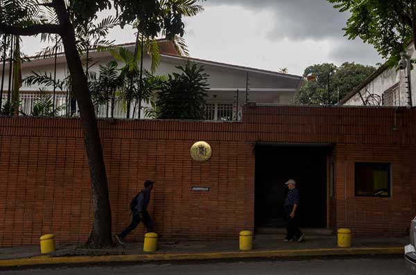 Embajada de España en Venezuela sufrió ataque de presuntos motorizados | Foto: EFE
