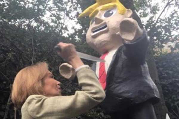 Escritora mexicana acuchilla piñata de Trump | Captura de video