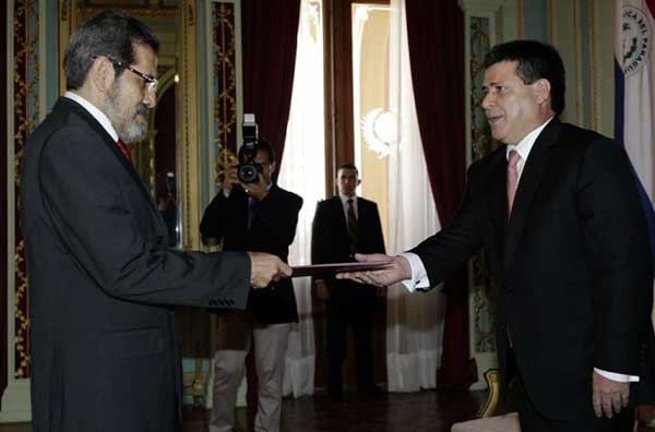 El presidente paraguayo, Horacio Cartes (d), junto al embajador de Venezuela en Paraguay, Alfredo Murga (i) | Foto: EFE / Andrés Cristaldo