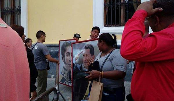 Cuadros de Chávez y Bolívar vuelven a la AN | Foto: Twitter