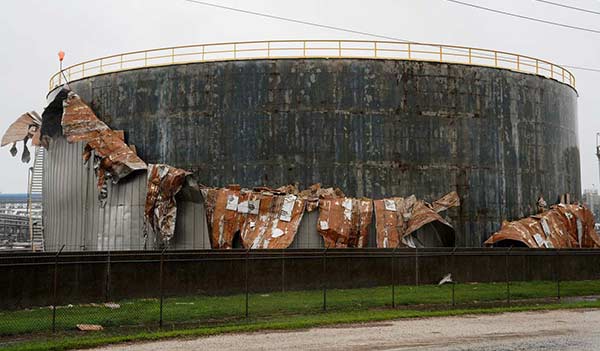 Un tanque de petróleo dañado en Seadrift, Texas, August 26, 2017 | REUTERS