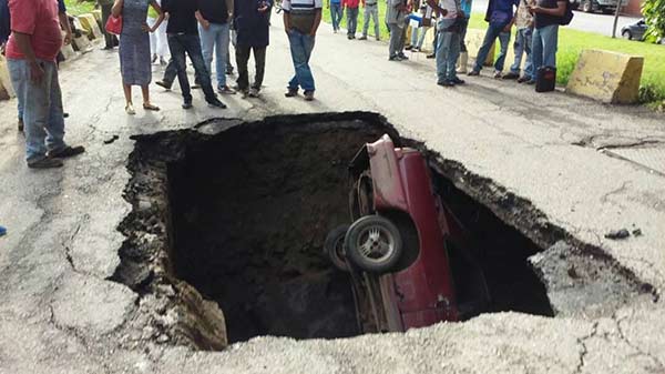 Vehículo cayó en hueco en carretera de Aragua | Foto: Twitter