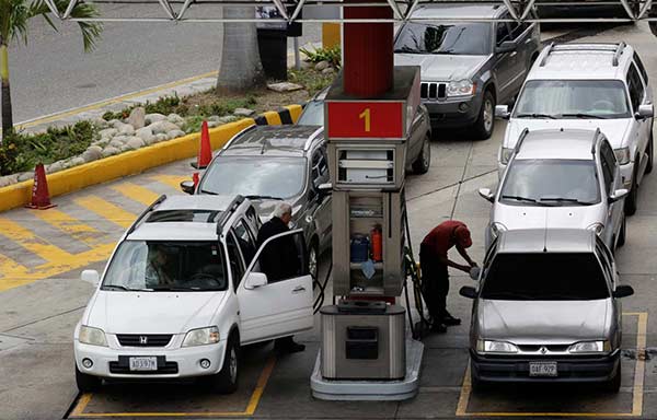En largas colas, venezolanos sufren nuevamente la escasez de gasolina | Foto: Reuters