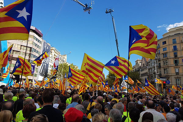 Tribunal español suspende ley secesionista de Cataluña | Foto: @assembleesjoves 