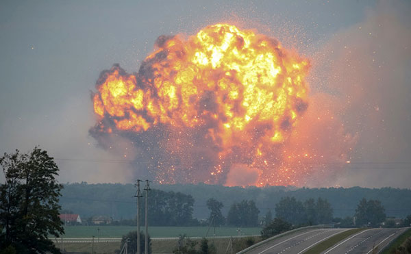 Evacuaron a 30.000 personas en Ucrania por incendio en un depósito militar | Foto: Reuters