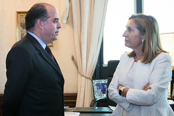 El presidente de la AN, Julio Borges, junto a la presidenta del Congreso español, Ana Pastor Julián | Foto: @Congreso_ES