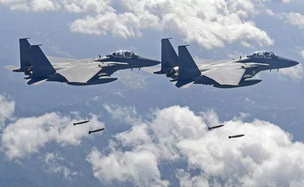 Dos F-15K lanzando sus bombas durante el ejercicio | Foto: AFP