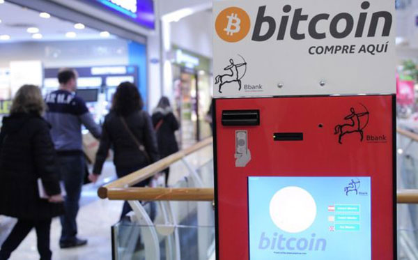 Ya hay cajeros automáticos que reciben o expiden bitcoins. Este se en cuentra en Barcelona, España. | Getty Images