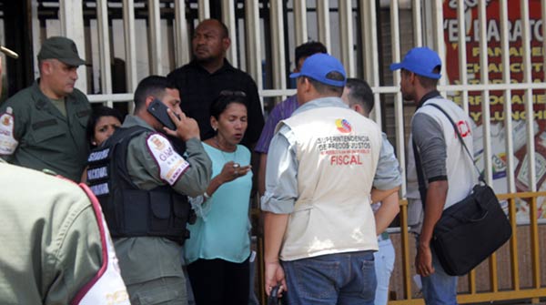 Se llevaron detenido al comerciante luego del procedimiento de la Sudeban | Foto:  José Gil