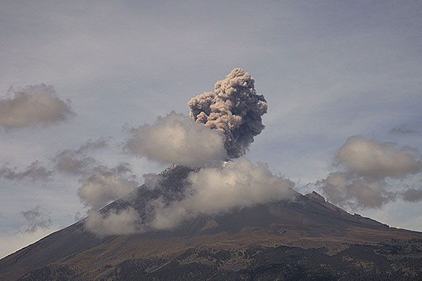 Volcán Popocatépetl hace erupción tras sismo de 7.1 en México | Foto: @Popocatepetl_MX 