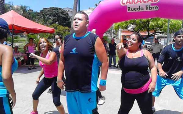 Venezolano organiza clases de baile para costear una terapia médica “impagable” en su país | Foto: Twitter