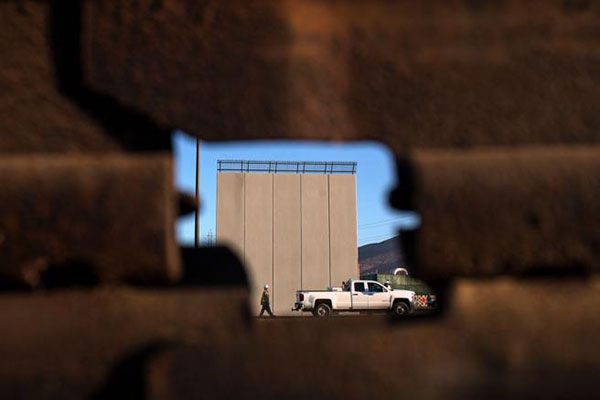 Uno de los modelos del muro que Donald Trump quiere construir entre México y Estados Unidos | Foto: Guillermo Arias / AFP) 