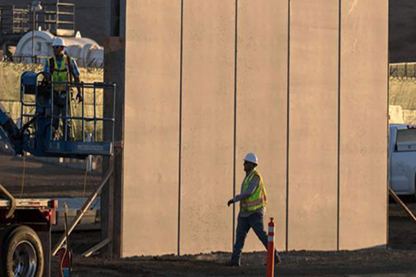 Detalle de la construcción del muro en San Diego (Guillermo Arias / AFP)