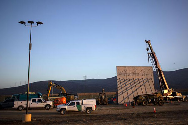 Otro de los prototipos visto de sde la frontera con Tijuana (México) (Guillermo Arias / AFP)