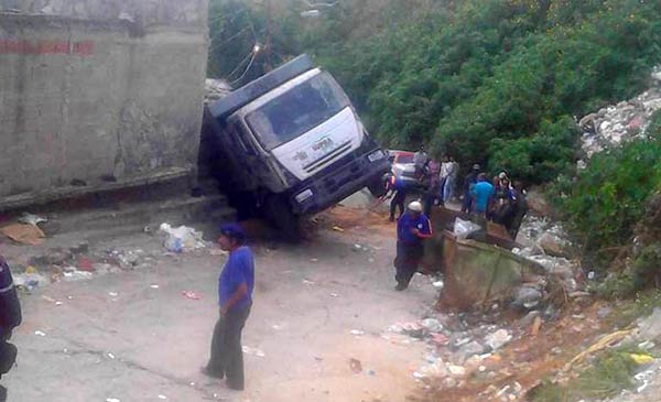 Camión del aseo cae sobre viviendas | Foto: El Nacional