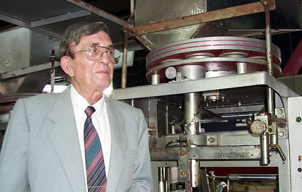 El inventor grecovenezolano Harry Petyhakis en su fábrica de Maracaibo, Venezuela, 9 de agosto de 2000. | Foto Diario Panorama