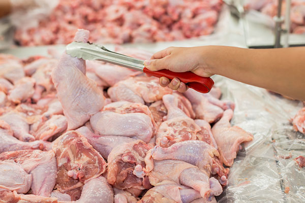 El precio del kilo de pollo alcanzó los Bs 30 mil en el mercado municipal de Puerto La Cruz | Foto referencial
