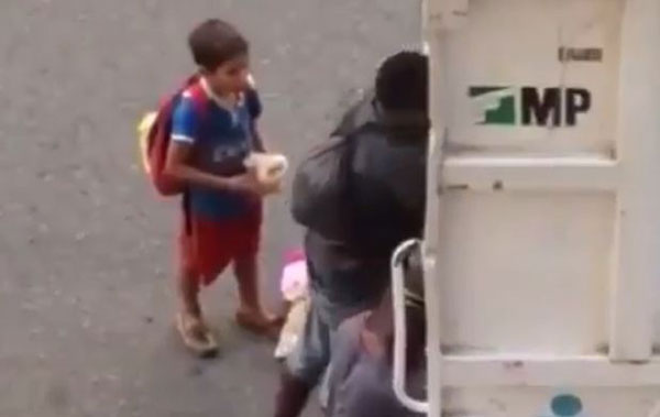 Tres niños venezolanos sacan “comida” del camión de la basura | Captura de video