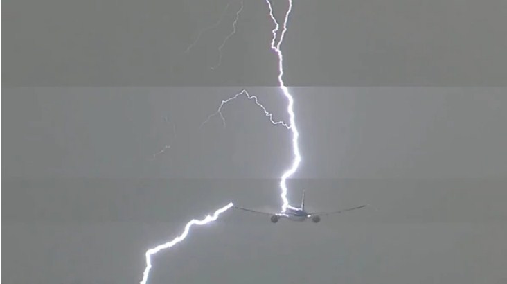 Rayo impacta a avión | Foto: Captura de video