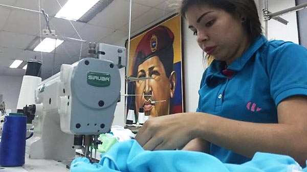 Un gran mural de Hugo Chávez gobierna el taller textil de la comuna Panal 2021 | BBC Mundo