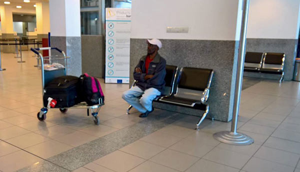 El haitiano vive desde hace 6 días en el aeropuerto | Foto: @BEATRIZPRIOTTI