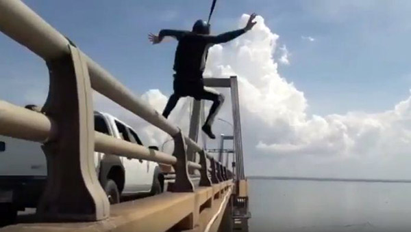 Joven se lanza del Pilar 21 del Puente sobre el Lago | Captura de video