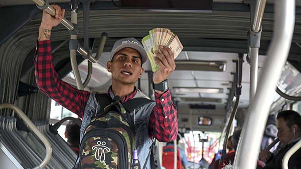 Venezolanos en otros países trabajan en oficios que menos esperaban | AFP