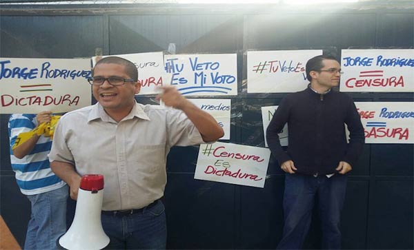 Nicmer Evans en protesta frente Globovisión |Foto cortesía