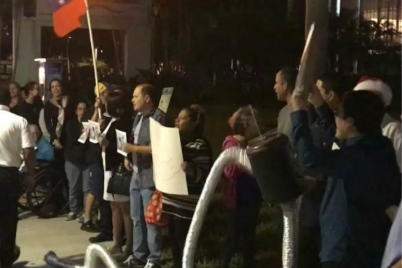 “Guaco, chavista, eres comunista”: Así protestaron contra la “súper banda” en Miami | Foto via instagram