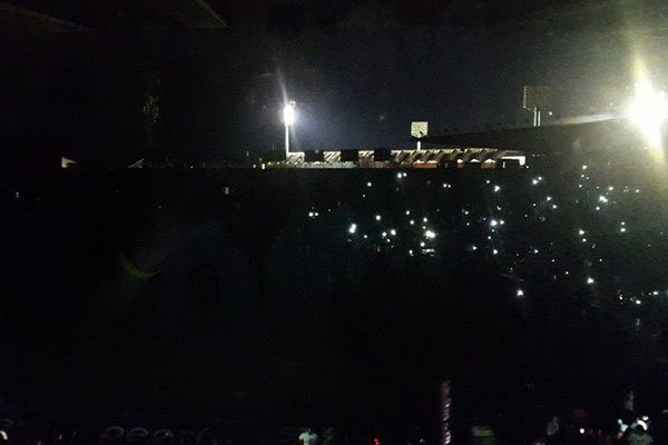 Apagón en el estadio Luis Aparicio interrumpió juego entre Leones y Águilas | Foto: @leones_cbbc
