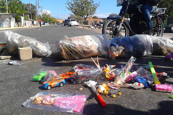 Protestaron en Cumaná por cajas CLAP, pernil y juguetes de mala calidad | Foto: @radiofeyalegria