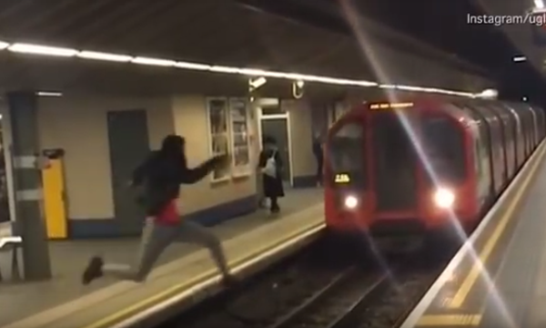 Joven hace un salto mortal delante de un metro en marcha y se vuelve viral | Captura de video