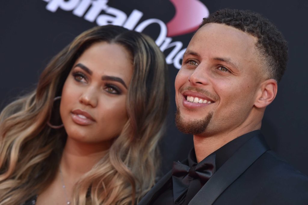 Stephen Curry y su esposa participaron en una marcha en contra del